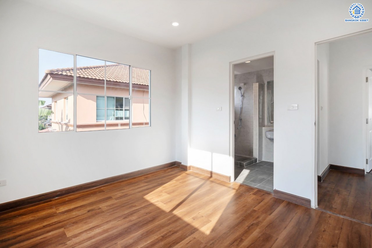 บ้านมือสองตกแต่งใหม่ แบรนด์ LH โครงการ มัณฑนา เพชรเกษม81 หลังมุม กว้างขวาง พร้อมรองรับทุกความสุข บนเนื้อที่ 69.3 ตร.ว. พื้นที่ใช้สอยกว่า 182.5 ตร.ม. พร้อมฟังก์ชัน 3 ห้องนอน 3 ห้องน้ำ จอดรถได้ 1 คัน บนทำเลเชื่อมต่อสู่ ถ.เพชรเกษม, ถ.พุทธมณฑลสาย4 ใกล้เดอะมอลล์ บางแค และม.มหิดล